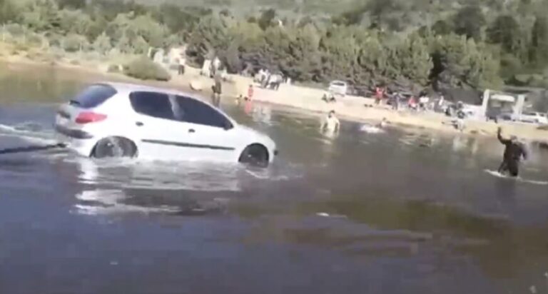 Neuquén: dejaron sin freno de mano el auto y terminó en medio del río