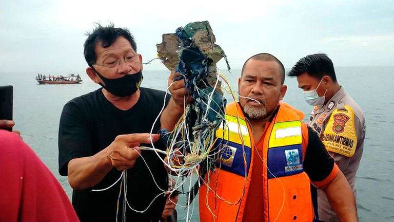 Encontraron los restos del avión que cayó al mar en Indonesia: hay 62 personas muertas