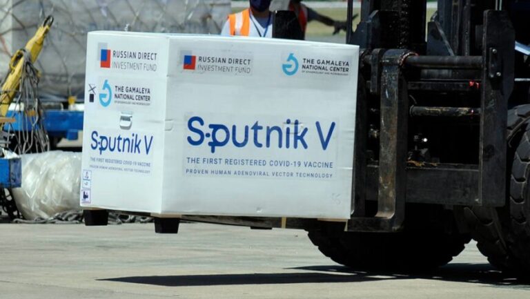 Sputnik V: el domingo partiría otro avión en busca de 600 mil dosis