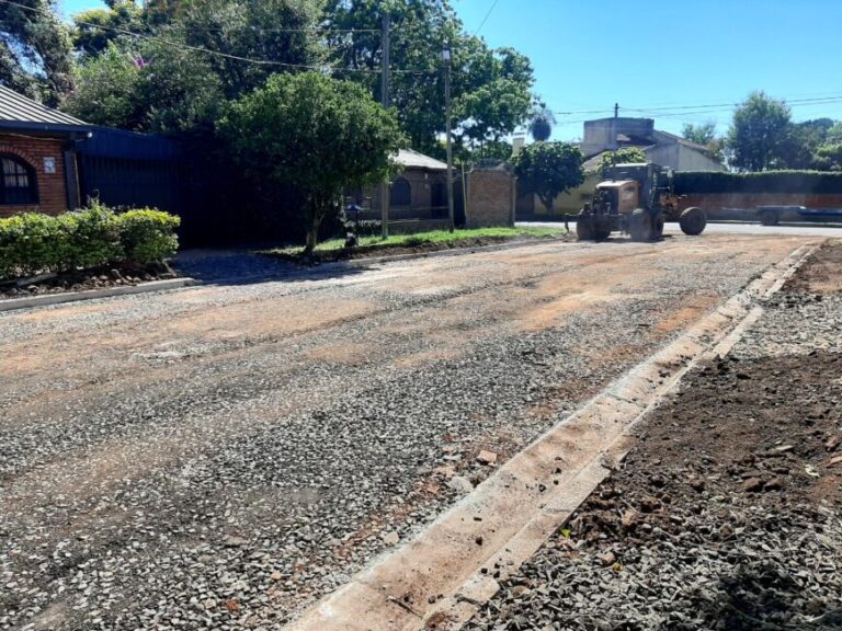 Operarios municipales ejecutan trabajos de mantenimiento de calles en la chacra 26 de Posadas