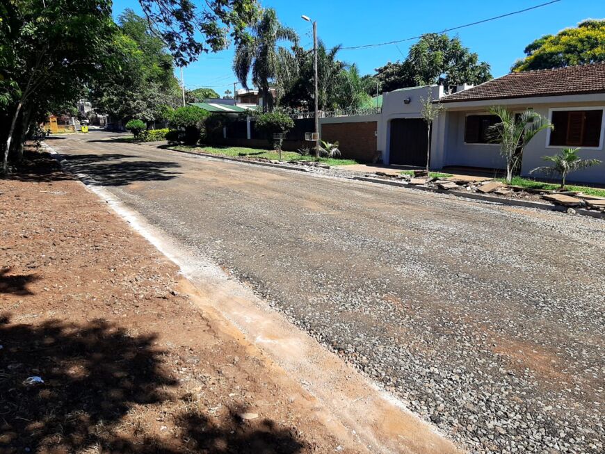 Operarios municipales ejecutan trabajos de mantenimiento de calles en la chacra 26 de Posadas 1 2 - Arreglo de calles en Posadas 2 - 1