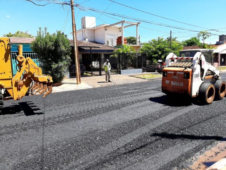 Operarios municipales asfaltan calles en diferentes chacras de Posadas