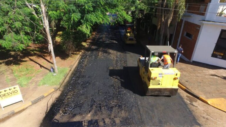 Programa Pavimento Urbano: Vialidad asfalta calles empedradas en Iguazú
