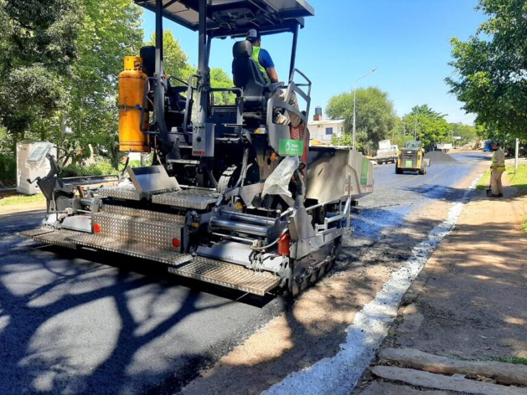 Continúan los trabajos de asfalto sobre la avenida Centenario de Posadas