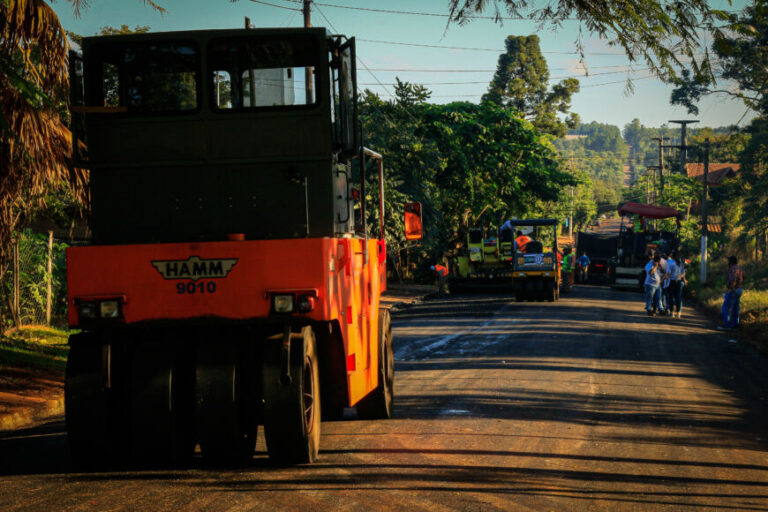 Operarios de Vialidad Provincial ejecutan trabajos de pavimento sobre empedrado en Eldorado