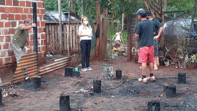 Una familia fue asistida luego de la pérdida total de su vivienda por un incendio en Posadas