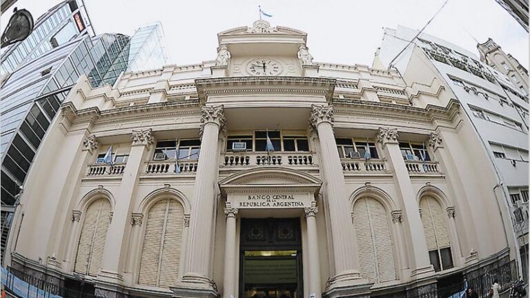El Banco Central devaluó un 6% a tres días de la asunción de Milei
