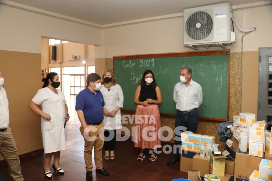 Salud Pública entregó más de 11 mil barbijos, alcohol y elementos de limpieza a escuela de Posadas 1 2 - entrega de insumos 2 - 1