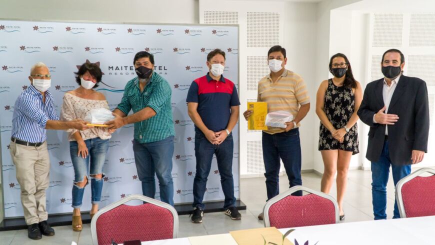 Continúan las entregas de libros de autores misioneros en alojamientos de la provincia