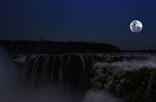 Iguazú: este fin de semana se verá a pleno la luna llena en la Garganta del Diablo