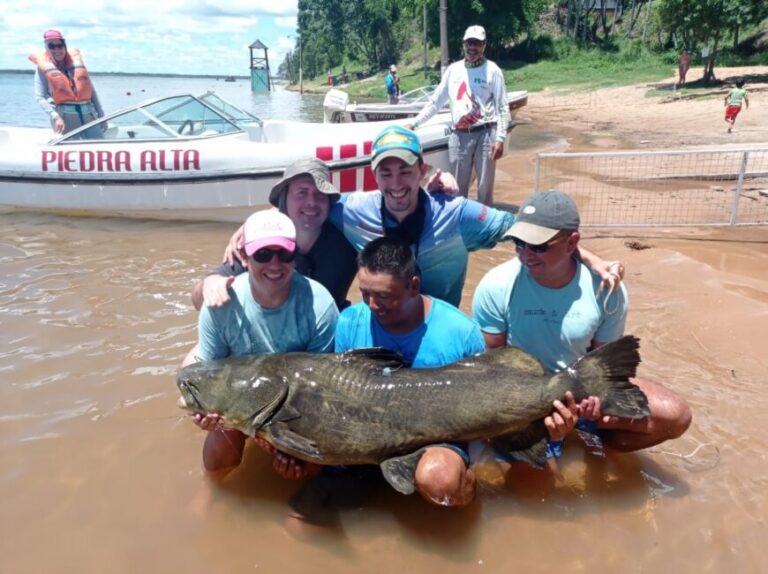 Pescadores misioneros capturaron un manguruyú de 80 kilos en Itá Ibaté
