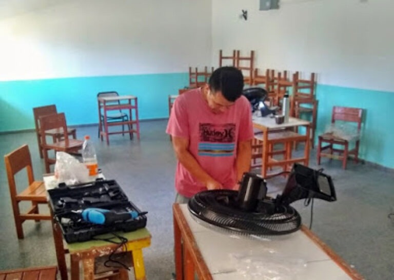 Corrientes: un profesor pasó el feriado instalando ventiladores en el colegio donde trabaja