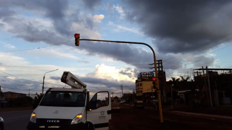 Posadas: repararon un semáforo sobre avenida Quaranta