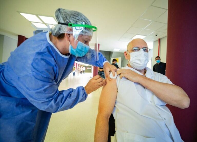 Covid-19: hoy inicia la vacunación a adultos mayores de 75 años y docentes en Misiones