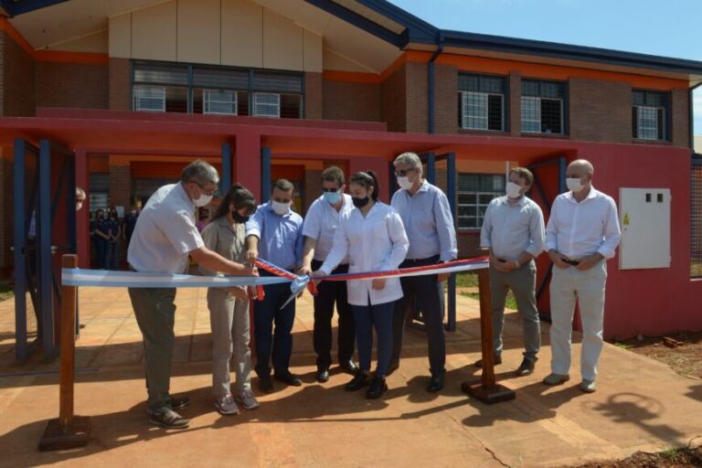 El Gobernador inauguró la EPET N° 21 en San Vicente y entregó maquinaria en Santo Pipó