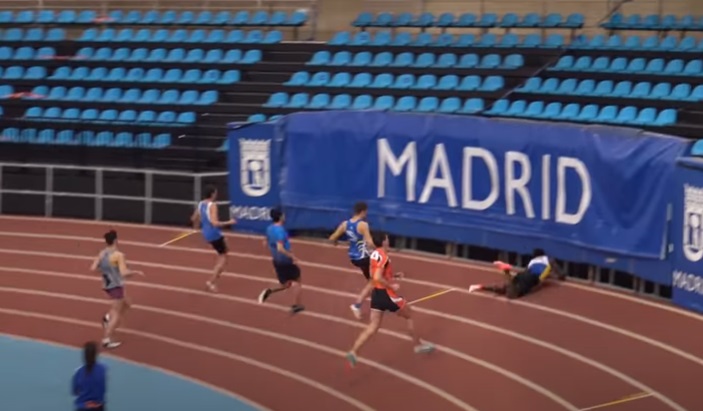 VIDEO: tremenda caída de un atleta después de ganar una carrera