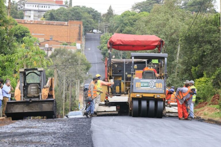 Vialidad Misiones ejecuta obra de asfalto sobre empedrado en Puerto Rico