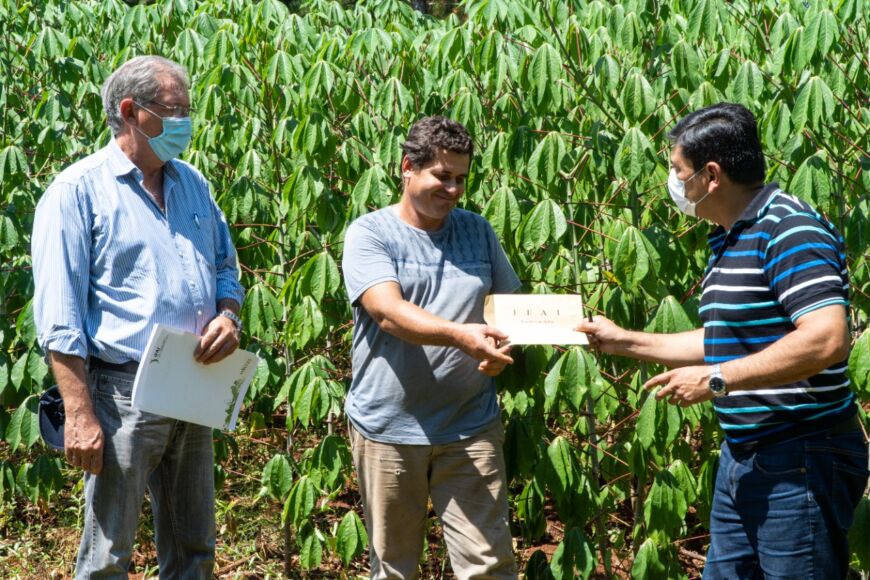 Autoridades del IFAI entregaron asistencia financiera a productor de Cerro Azul