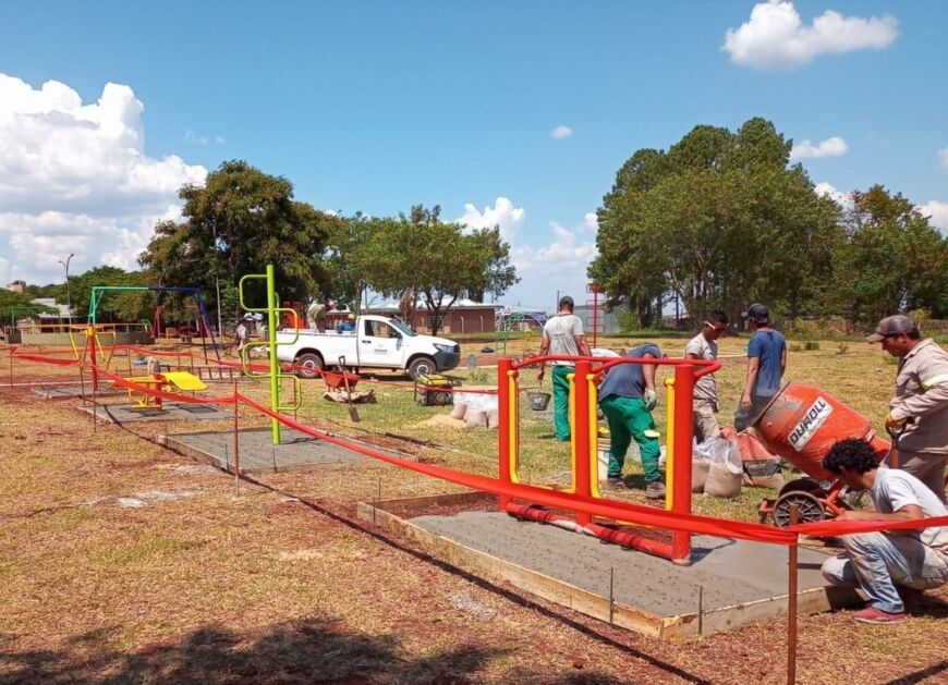 Posadas: operarios municipales instalaron juegos infantiles en la plaza del barrio Lazarte