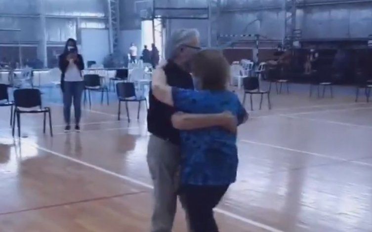 Jubilados se vacunaron el mismo día que cumplían 57 años de casados y celebraron bailando el vals
