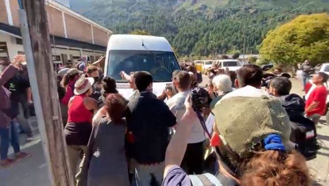Manifestantes atacaron a piedrazos y golpes a la combi que trasladaba al Presidente en Chubut