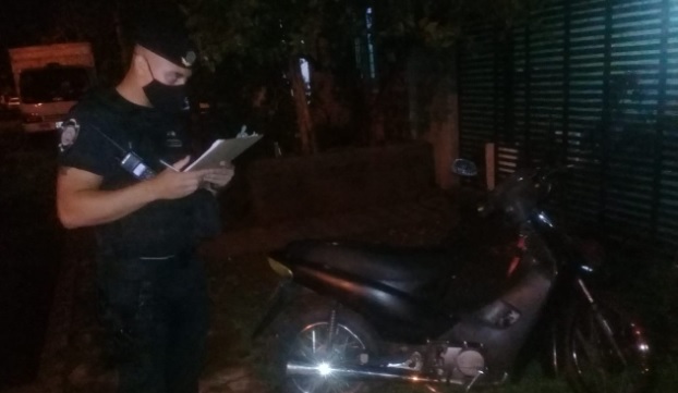 Recuperaron una motocicleta robada y arrestaron a joven que intentó herir a otro en Posadas