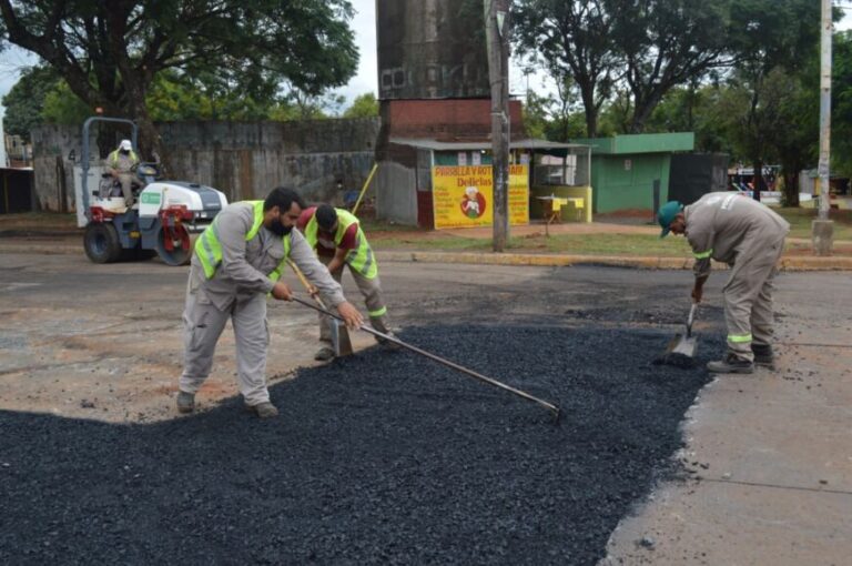 Municipales continúan las obras de reparación sobre la avenida López y Planes de Posadas