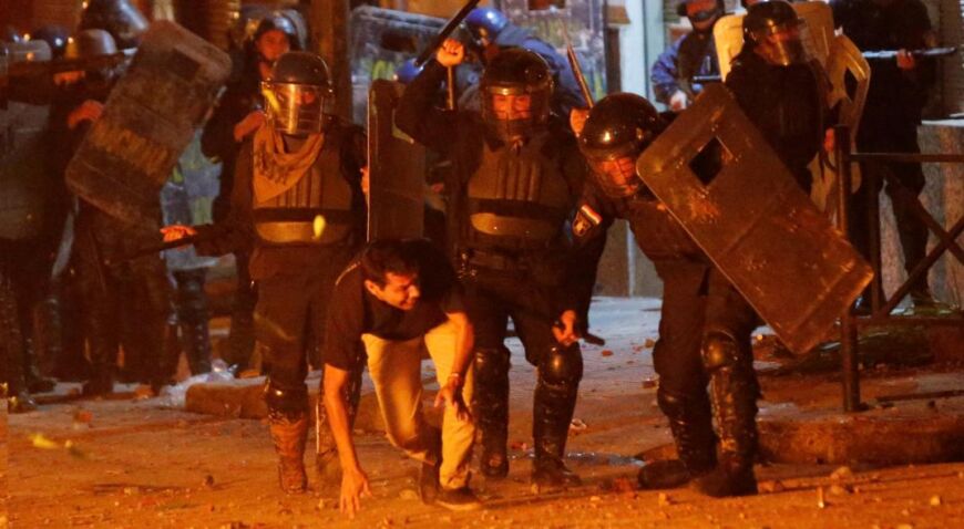 Tras las protestas, el presidente de Paraguay pidió la renuncia de todos sus ministros