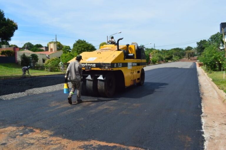 Municipales ejecutan trabajos de pavimentación de la avenida Julio Piró en Posadas