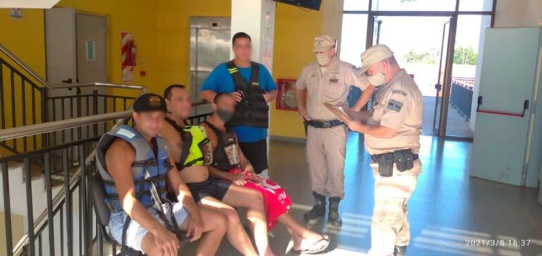 Prefectura rescató a cuatro posadeños que cayeron al Paraná cuando navegaban en piraguas