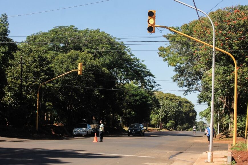 Operarios municipales instalan semáforos en distintos sectores de Posadas 1 2 - Semaforos - 1
