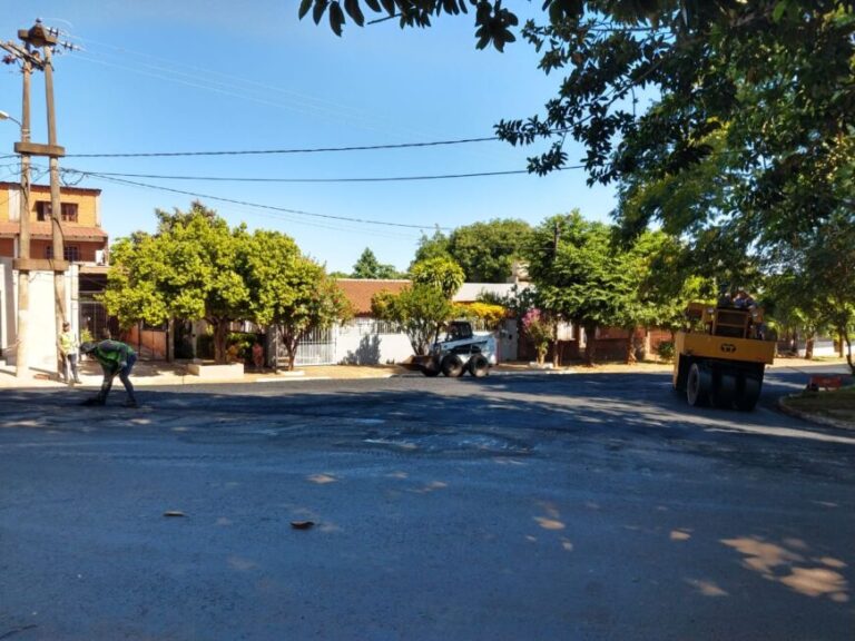 Municipales ejecutan trabajos de asfalto sobre empedrado en el barrio A 3-2 de Posadas