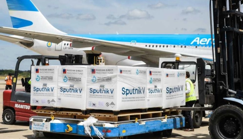 Partió otro avión en busca de más vacunas Sputnik V