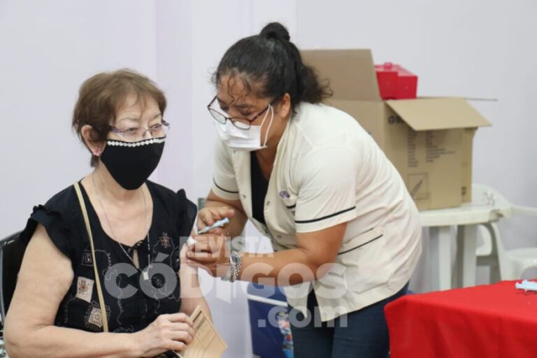 Falla en el sistema provocó largas filas para vacunarse en Posadas: "Todos serán inmunizados", aseguró Alarcón