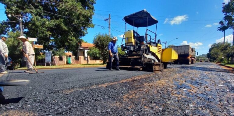 Vialidad Provincial ejecuta trabajos de asfaltado en calles de Apóstoles