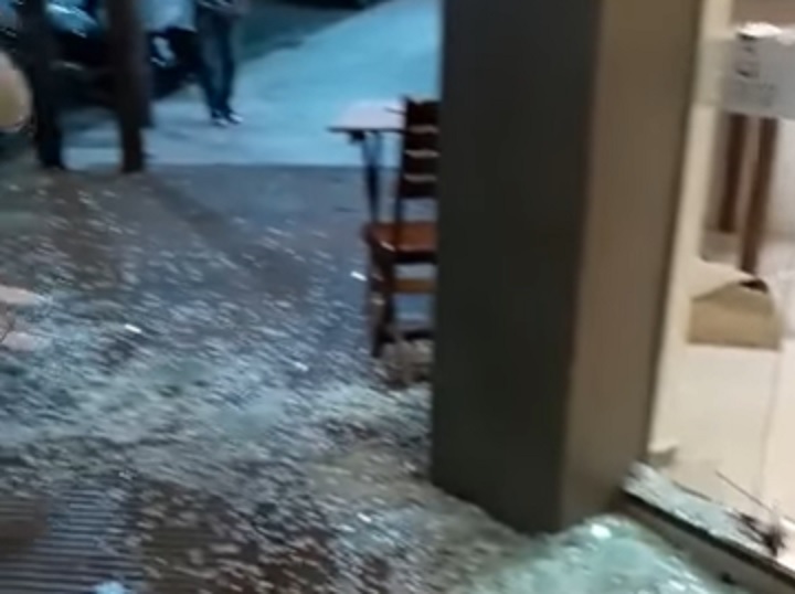 Intensa ráfaga de viento destruyó la puerta de vidrio de una reconocida heladería posadeña