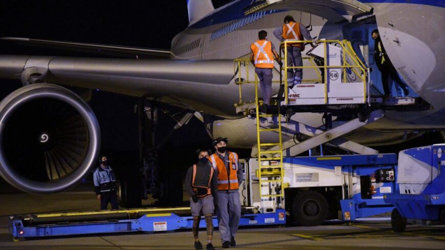 Covid-19: hoy sale otro vuelo rumbo a Rusia en busca de un nuevo lote de vacunas Sputnik V