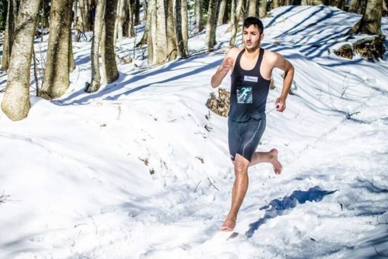 Récord: Karim El Hayani, el atleta que corrió sin calzado 21.097 metros helados