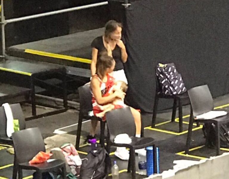 Mamá y deportista a la vez: una jugadora de básquet amamantó a su hija en pleno partido