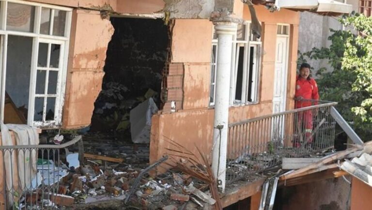Una avioneta militar de Bolivia cayó sobre una casa