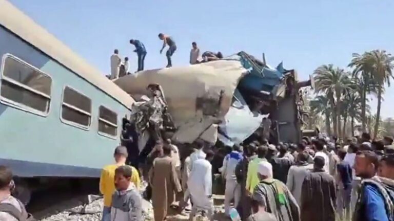 Al menos 32 personas murieron y 66 resultaron heridas al chocar dos trenes en Egipto