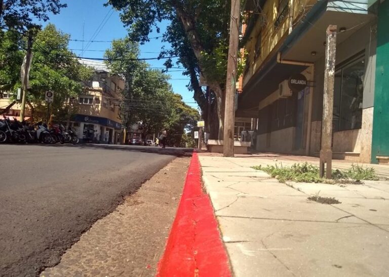 Demarcación de cordones rojos para ordenar el tránsito en el centro posadeño