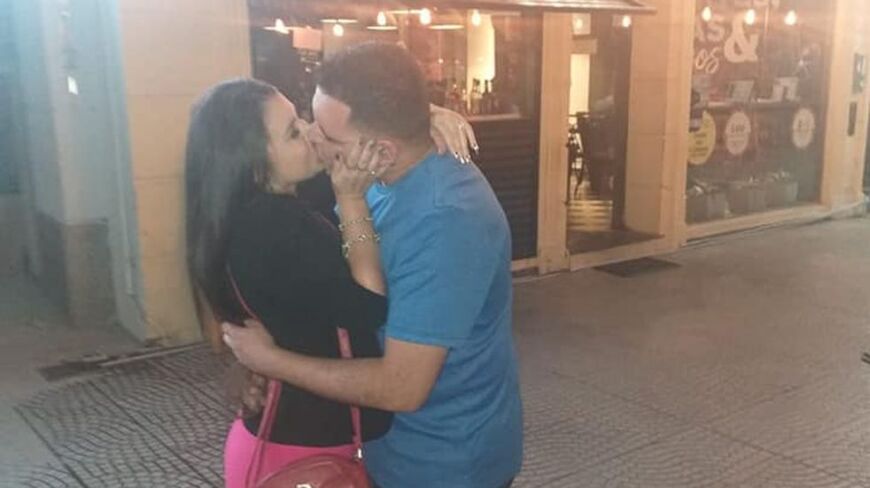 Corrientes: una joven sorprendió a su pareja al pedirle casamiento en plena peatonal