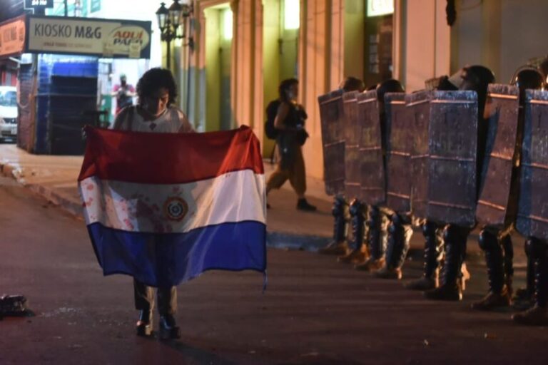 El colapso sanitario en Paraguay desató olas de protestas y represión