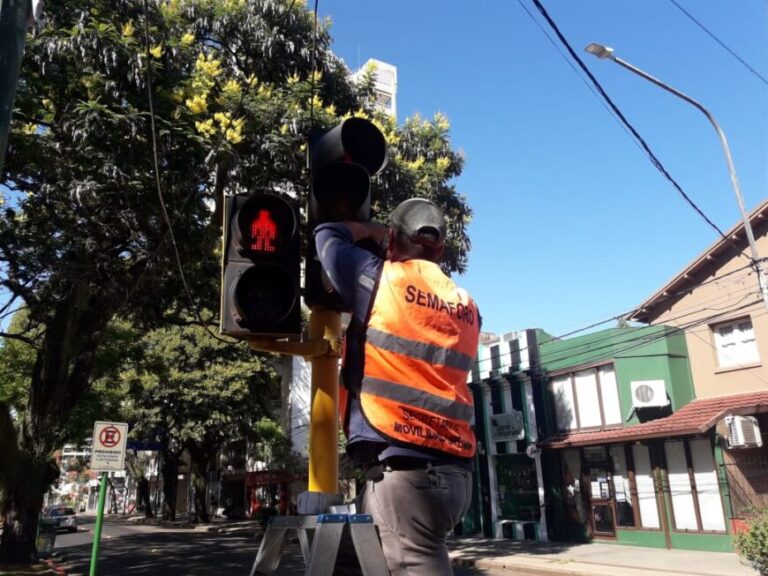 Realizan mantenimiento de semáforos en Posadas