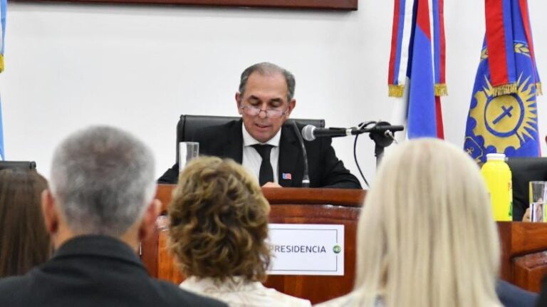 Stelatto abre un nuevo período de sesiones en el Concejo posadeño