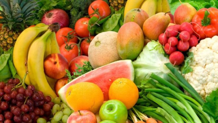 Salud: comer dos porciones de frutas y tres de verduras por día alarga la vida