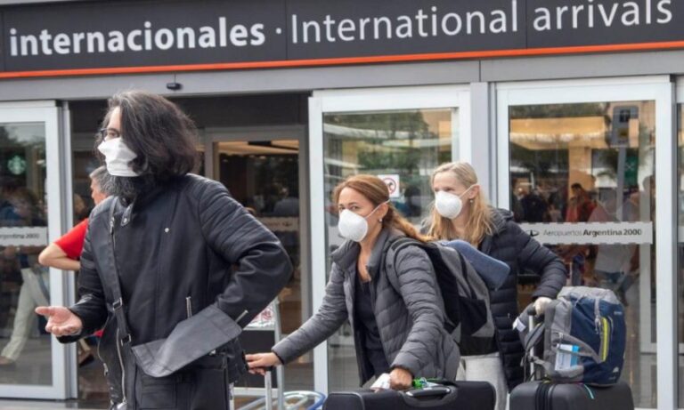 Ultiman detalles del Decreto nacional con nuevas medidas para desalentar los viajes al exterior