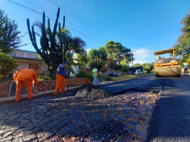 Ejecutan más de 20 cuadras de asfalto sobre empedrado en San Javier