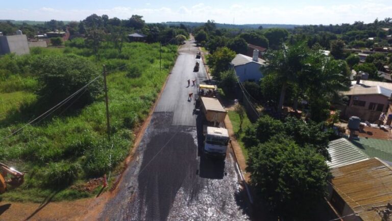 Operarios de Vialidad Provincial ejecutan obras de asfaltado en Puerto Iguazú